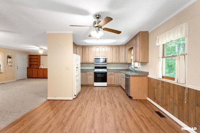 Building Photo - Peace & Beautiful 3BR House Near Rabun Gap...
