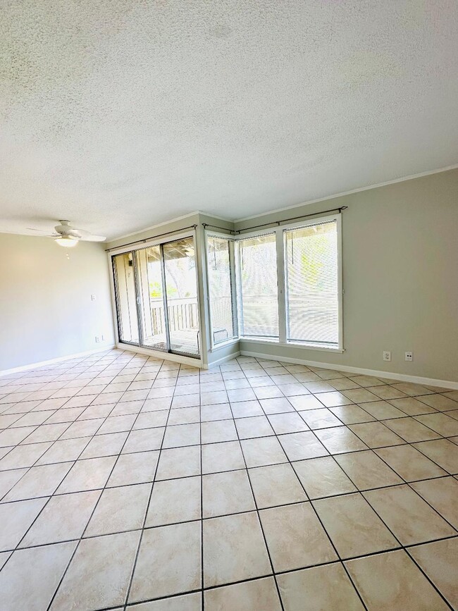 Building Photo - 2017 Sea Cliff Dr N