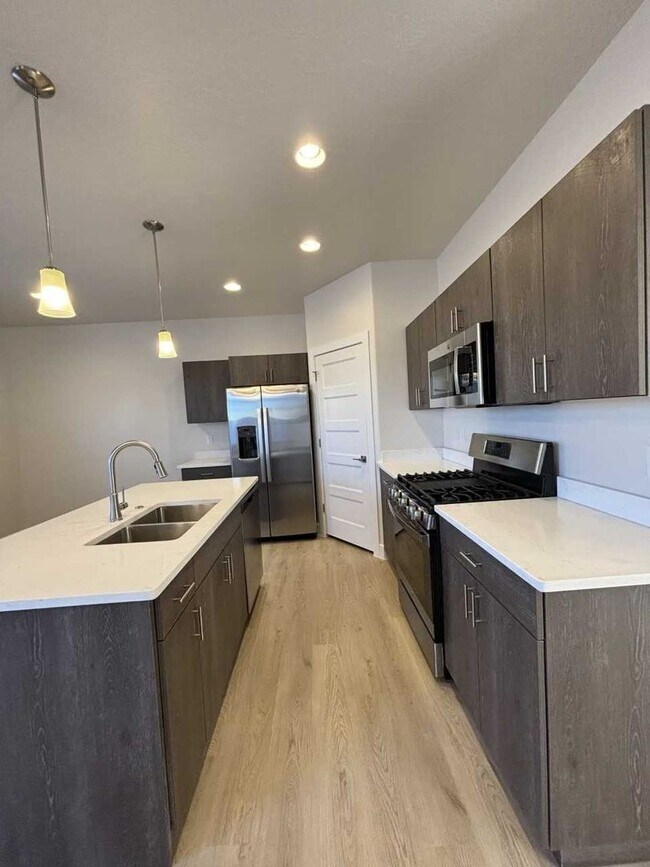 Foto del edificio - Beautiful Crimson Park Townhome