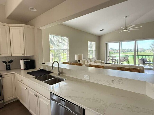 Building Photo - 3 Bed + Flex, 3 Bath 2,686 Sq Ft - Top Floor Coach Home