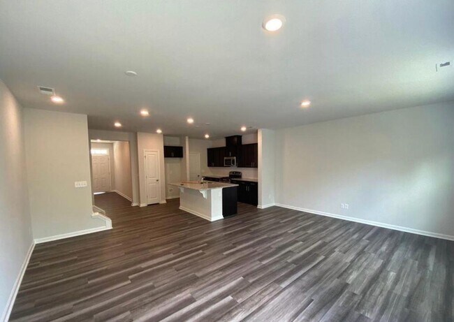 Foto del edificio - FANTASTIC 2 STORY TOWNHOUSE!!