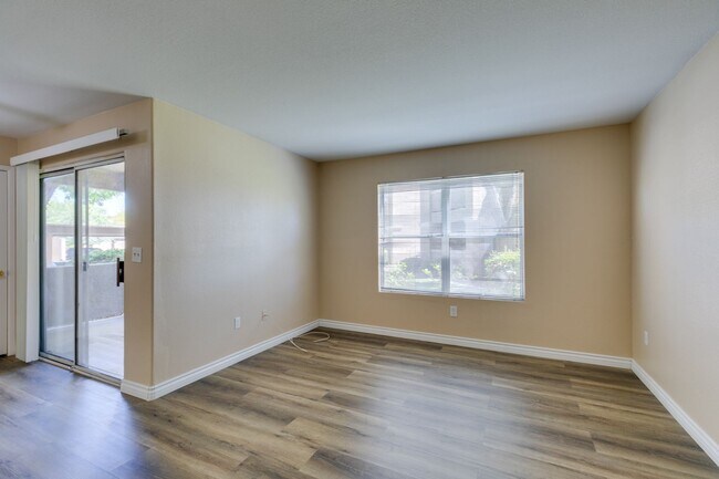 Foto del edificio - 2300 E Silverado Ranch Blvd