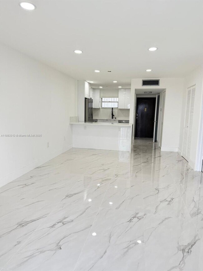 Foto del edificio - 7101 Byron Ave
