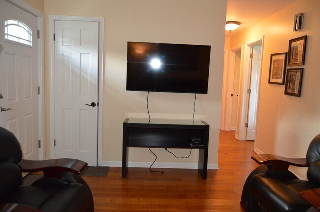 Building Photo - 360 Hiawatha Dr
