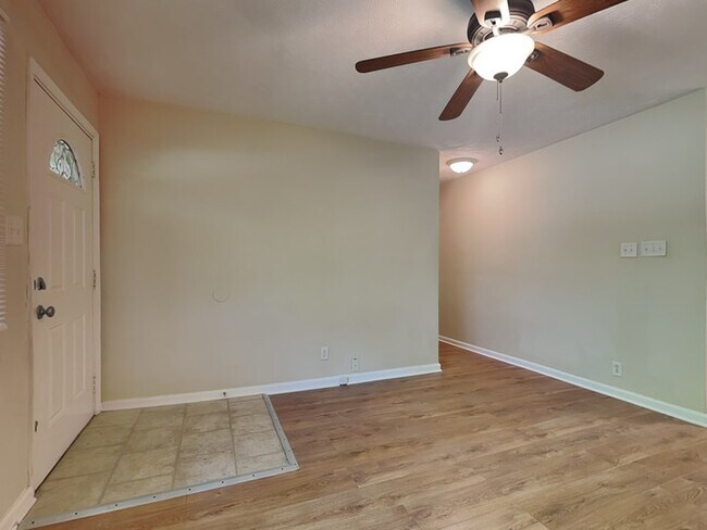 Building Photo - One month FREE! Three Bedroom Ranch Home w...