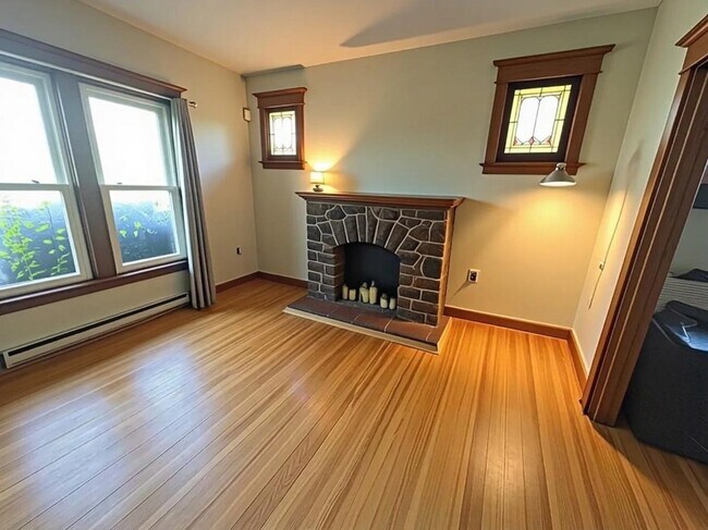 Photo du bâtiment - 2 Bedroom with Character and Charm on Second Level of Triplex
