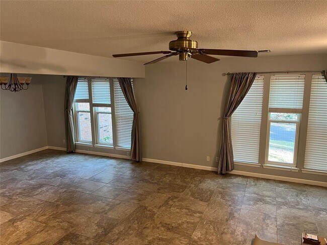 Foto del edificio - 7002 Danwood Dr