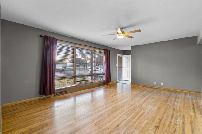 Building Photo - 3032 W 9th St