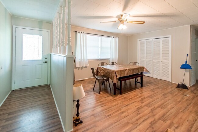 Building Photo - 3 Bedroom 2 Bath Home Walking Distance to ...