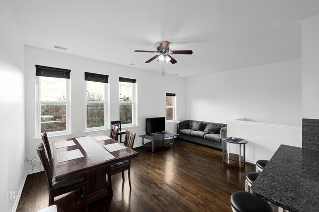 Foto del edificio - 2432 W Harrison St