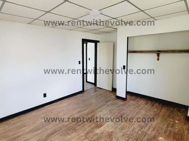 Building Photo - 203 W Race St