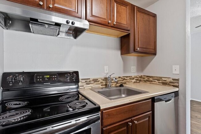 Building Photo - MOVE IN SPECIAL 1ST MONTH RENT FREE!! 2 be...