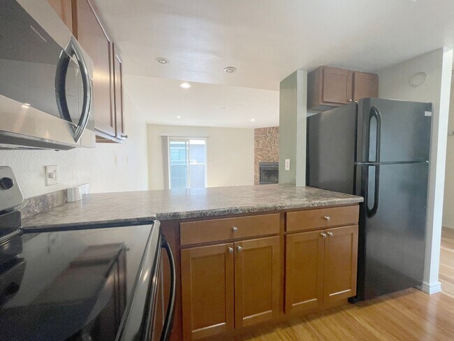 Building Photo - 2 bedroom master suites,2 bathrooms! 1 car...