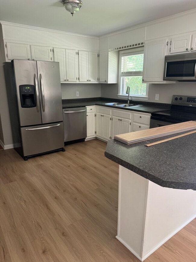 Building Photo - 3 BR 1 BA near Onslow Pines Park