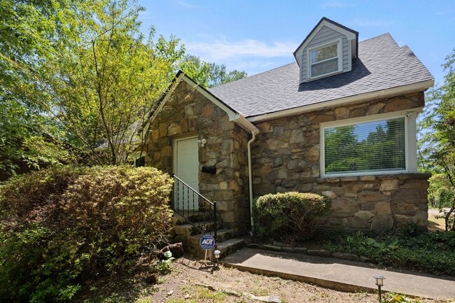 Building Photo - Lovely Two-Story West Asheville Apartment