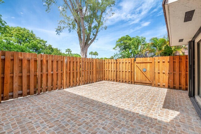 Building Photo - 7646 Courtyard Run W
