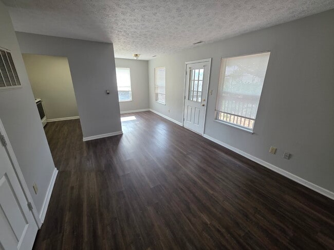 Building Photo - 41 Pine Dr