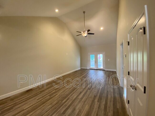 Foto del edificio - 5977 Commons Ln NE