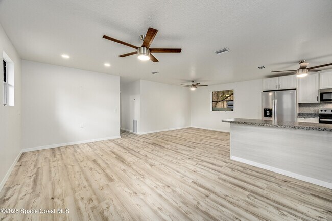 Foto del edificio - 1919 Poinsetta Blvd