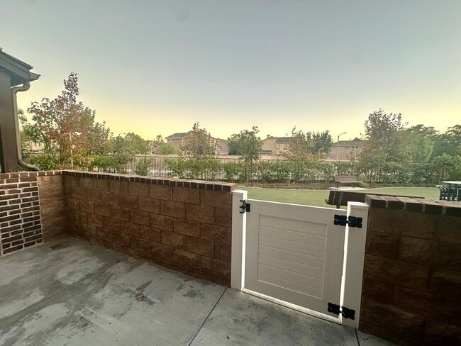 Building Photo - 300 Farmhouse Dr