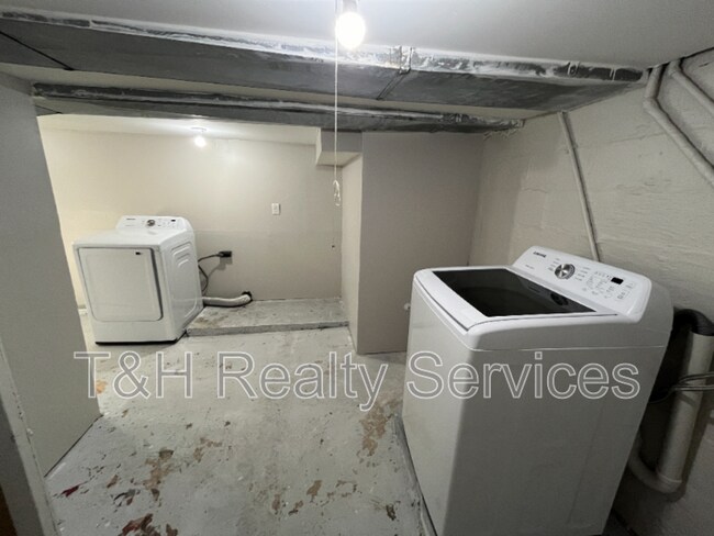 Building Photo - 1633 Finley Ave