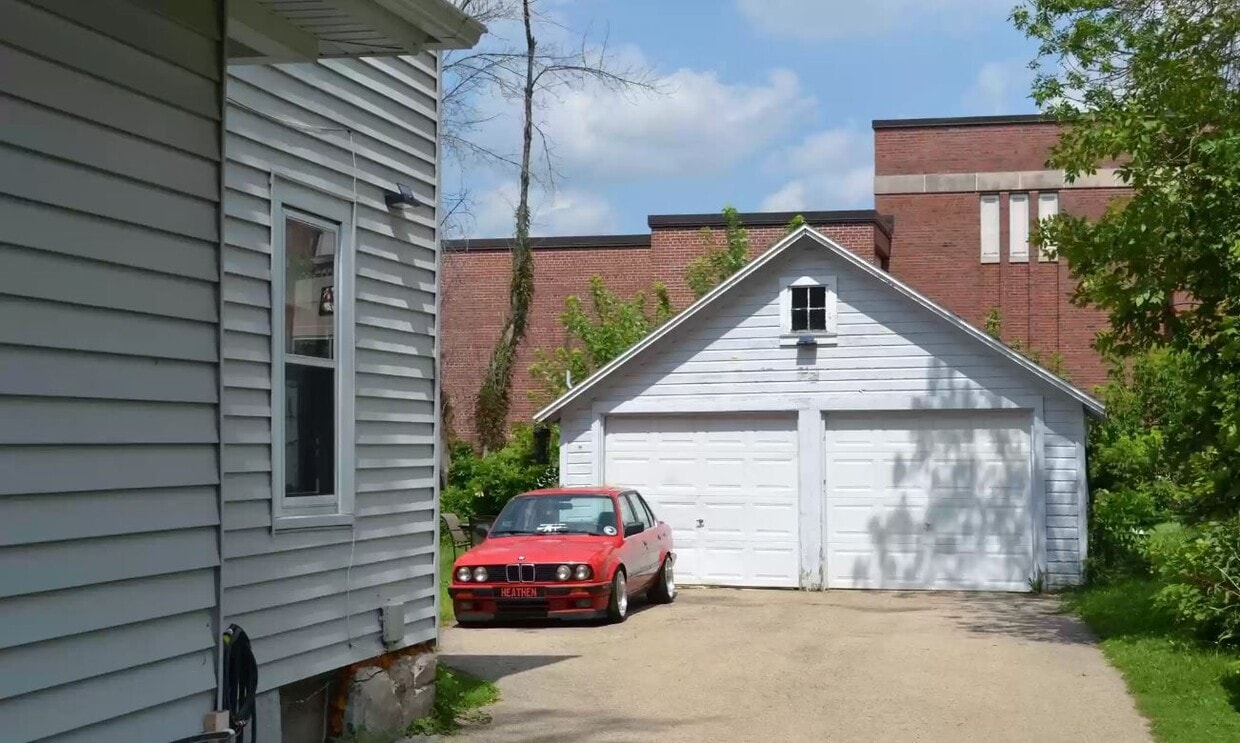 Building Photo - 430 E Franklin St