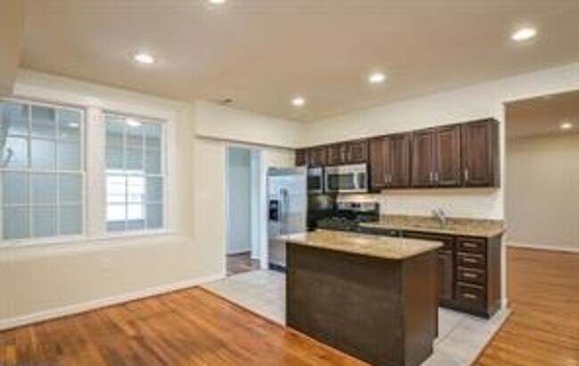 Building Photo - Charming 2 BR + Den/2 BA Apartment in Trin...