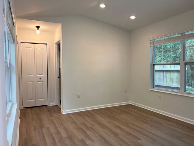 Building Photo - 635 Madeore St