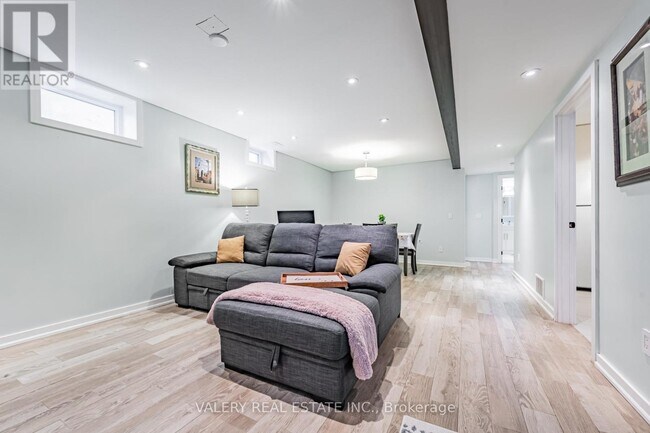 Photo du bâtiment - 110 Strathnairn Ave