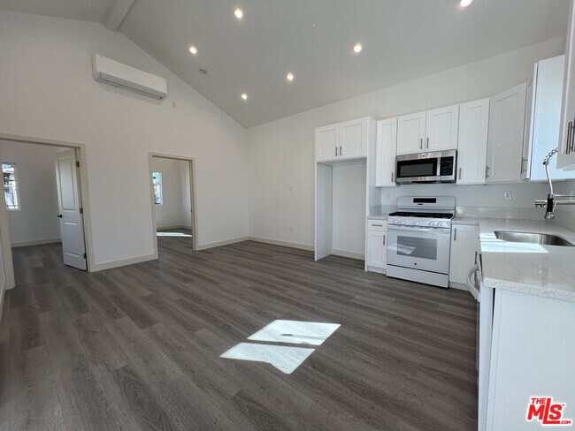 Foto del edificio - 8642 Baring Cross St