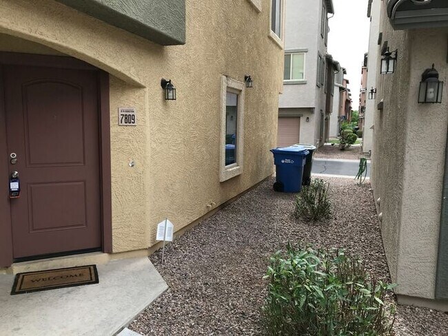 Building Photo - 7809 W Palm Ln