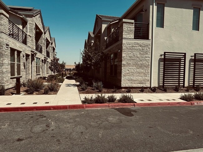 Foto del edificio - 413 W Mahogany Ln