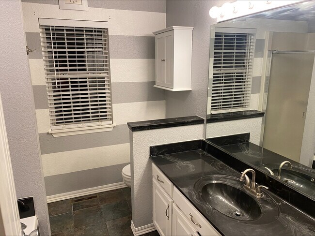 baño principal - 1825 Mountain Ash Dr