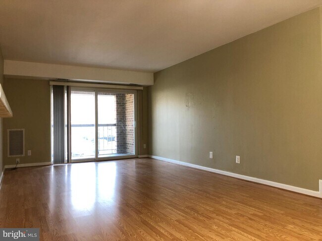 Building Photo - 5802 Cove Landing Rd