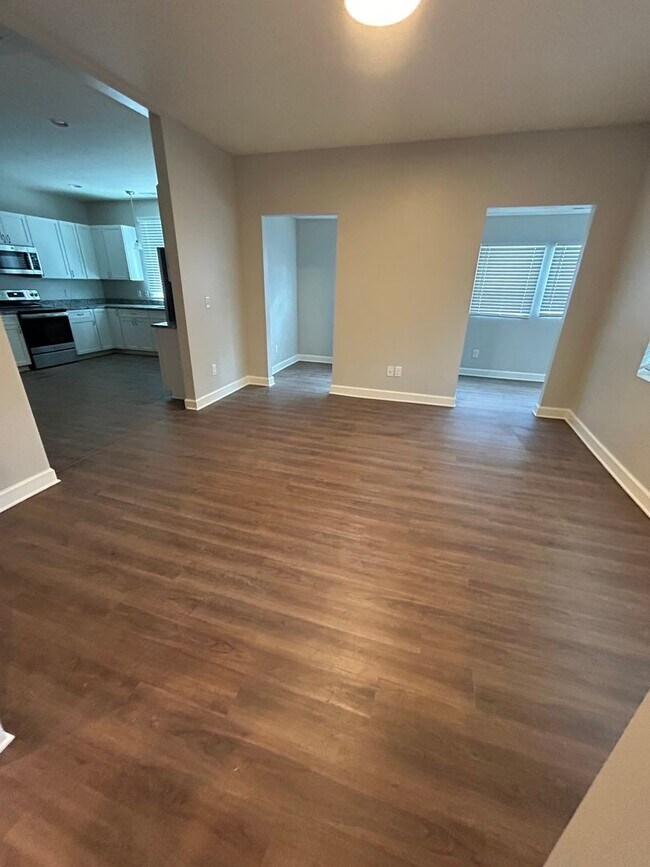 Building Photo - Newly Renovated Spacious 3 Bedroom with Fu...