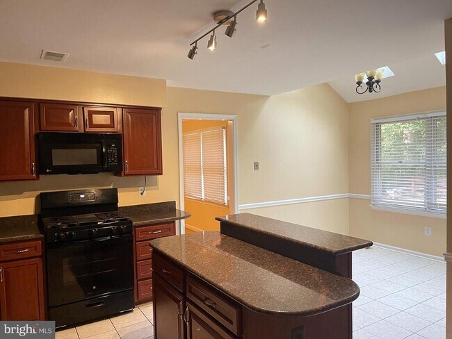Building Photo - 904 Broad Oaks Dr