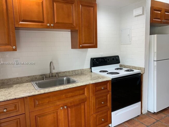 Building Photo - 3475 SW 1st Ave