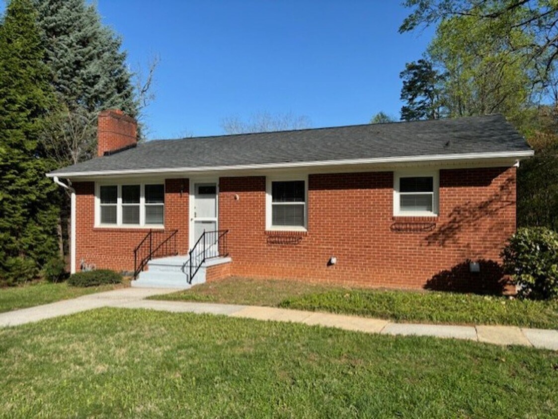 1129 Lakeside Dr, Statesville, NC 28677 House Rental in Statesville