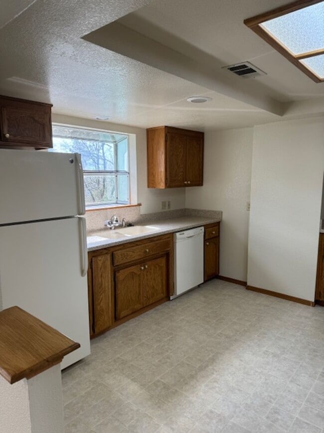 Foto del edificio - 3 Bedroom In Shasta View Neighborhood with...