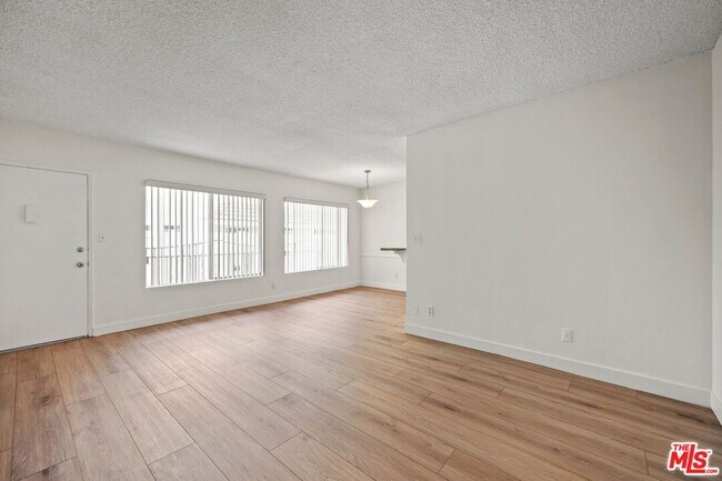 Foto del edificio - 11933 Darlington Ave