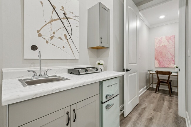 Building Photo - 2323 Leonidas St