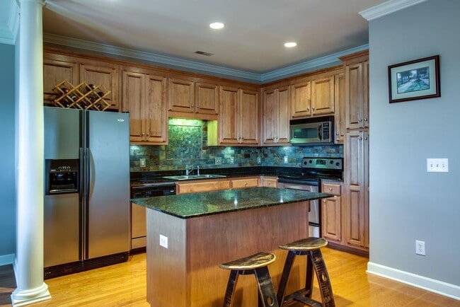 Building Photo - 2 Bedroom, 2.5 Bath Townhouse w/ Garage