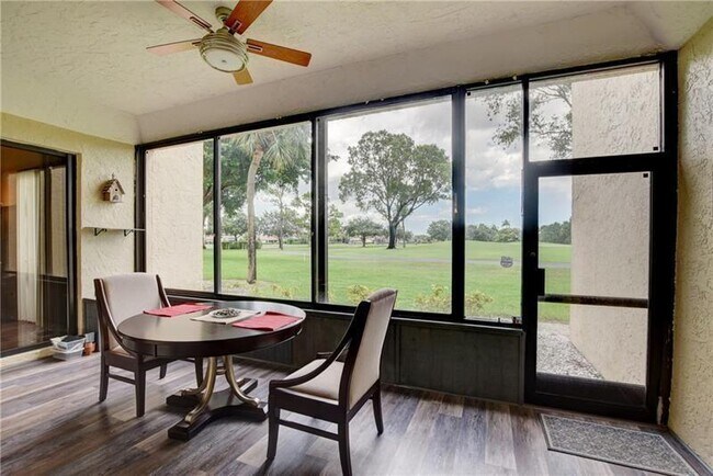 Foto del edificio - 7448 La Paz Blvd