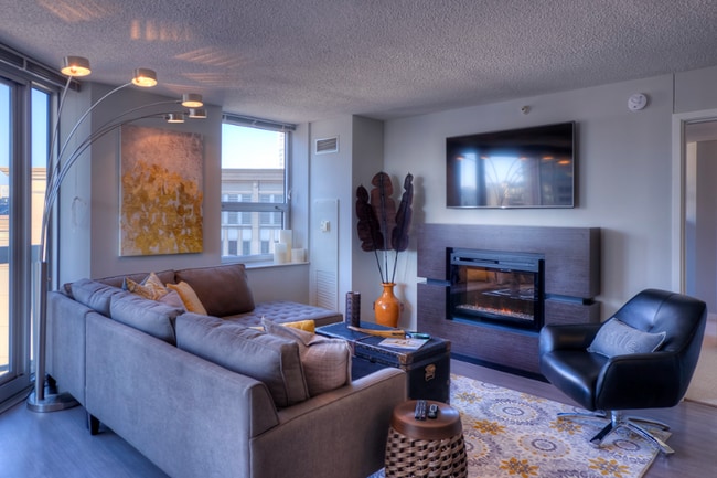 Building Photo - 571 N State St