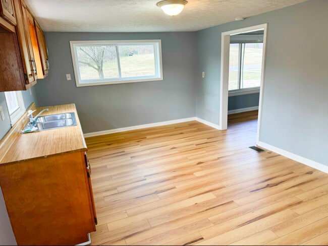 Foto del edificio - 2866 W Blue Lick Rd