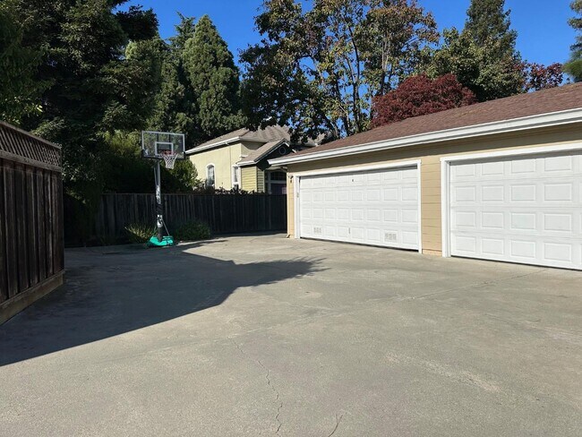 Foto del edificio - 686 Willowgate St