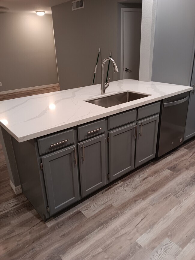 Kitchen island - 2910 W Marconi Ave