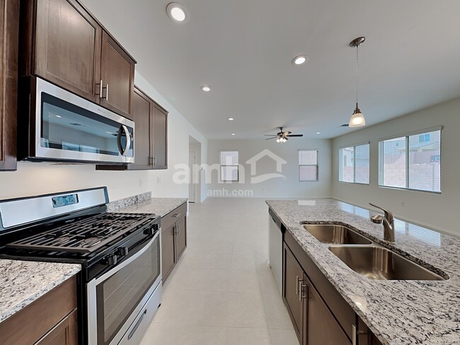 Building Photo - 854 E Artesia Pl