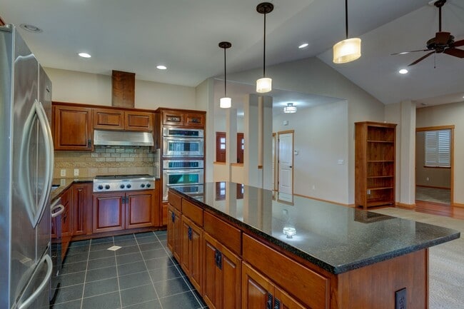 Building Photo - 3 Bedroom 2 Bath home in Fairway Point - Golf Course View