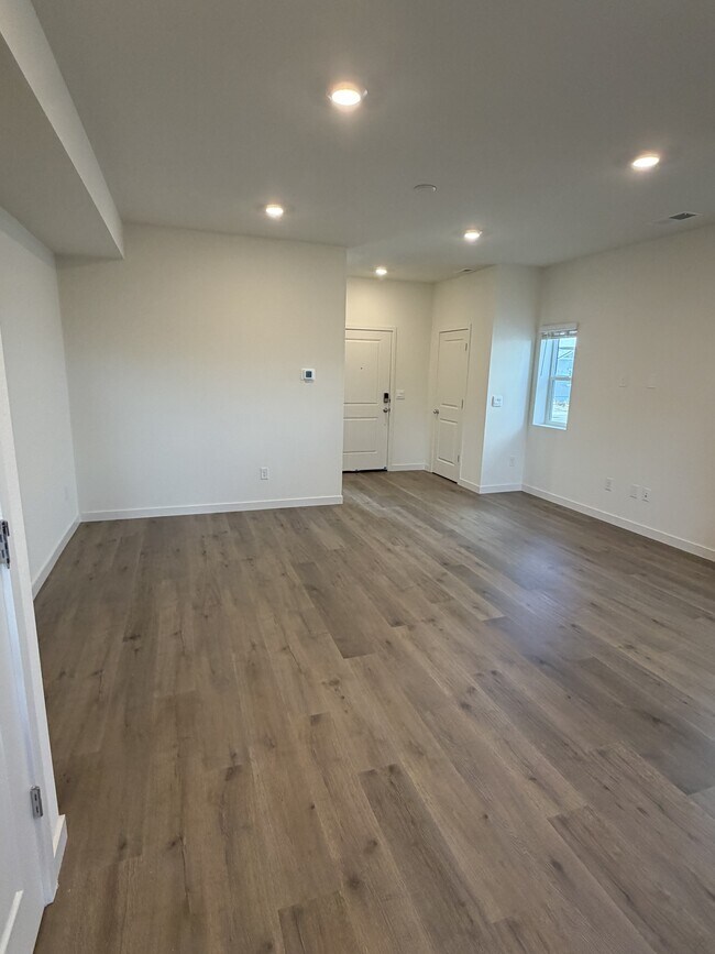 Foto del edificio - 8426 Redwood Dawn Dr